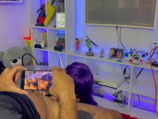 Chica gamer probando juguete SEXUAL para hombre (cubierta de semen por una gran polla)