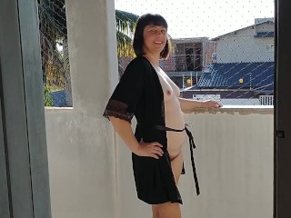 Minha esposa mostra o corpo na varanda e no jardim da frente