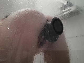 Il me voit sous la douche et vient me baiser fort pour finir en creampie