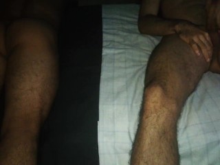 Linda puta mueve su culo y me hace venir