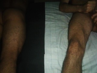 Linda puta mueve su culo y me hace venir