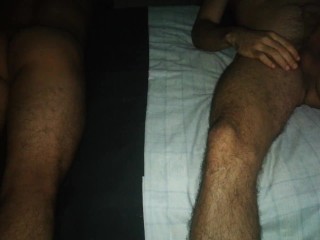 Linda puta mueve su culo y me hace venir