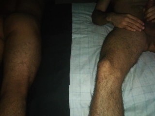 Linda puta mueve su culo y me hace venir