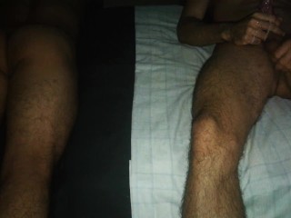 Linda puta mueve su culo y me hace venir