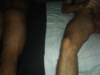 Linda puta mueve su culo y me hace venir