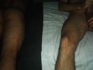 Linda puta mueve su culo y me hace venir