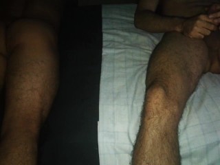 Linda puta mueve su culo y me hace venir