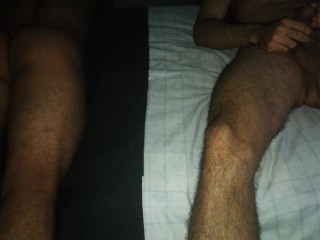 Linda puta mueve su culo y me hace venir