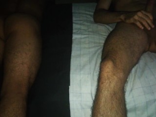 Linda puta mueve su culo y me hace venir