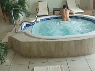 Disfrutando del jacuzzi publico, totalmente desnudo. Masaje con agua.