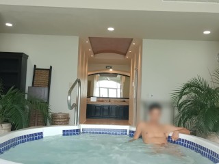 Disfrutando del jacuzzi publico, totalmente desnudo. Masaje con agua.