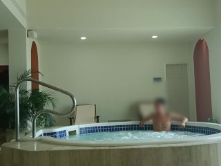 Disfrutando del jacuzzi publico, totalmente desnudo. Masaje con agua.