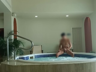 Disfrutando del jacuzzi publico, totalmente desnudo. Masaje con agua.