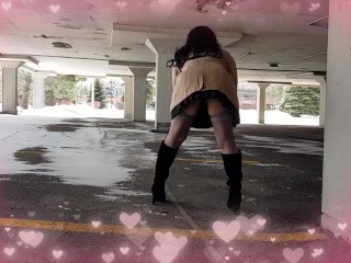 Public parking lot! Flashing my big ass in a thong while cars pass by!