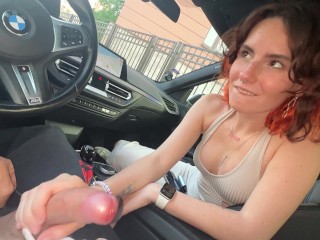 A quick blowjob from a beauty in the car after a fast ride got horny