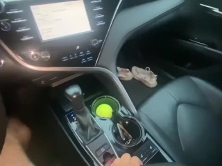 Подвёз жену друга и она сделала мне миньет , потом я кончил ей на большие сиськи