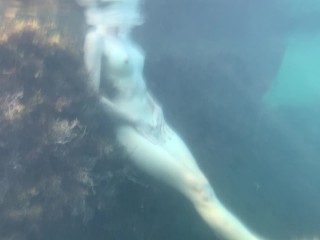 Морская нимфа из твоих снов ласкает свою киску под водой