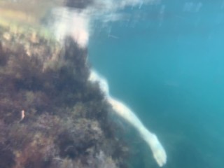 Морская нимфа из твоих снов ласкает свою киску под водой