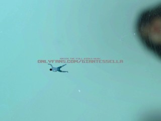 Mädchen mit weißen transparenten strümpfen zertretet kleinen geschrumpften sklaven