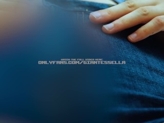 Mädchen mit weißen transparenten strümpfen zertretet kleinen geschrumpften sklaven