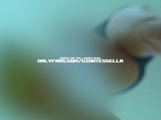 Mädchen mit weißen transparenten strümpfen zertretet kleinen geschrumpften sklaven