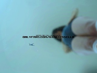 Mädchen mit weißen transparenten strümpfen zertretet kleinen geschrumpften sklaven