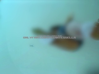 Mädchen mit weißen transparenten strümpfen zertretet kleinen geschrumpften sklaven