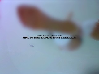 Mädchen mit weißen transparenten strümpfen zertretet kleinen geschrumpften sklaven