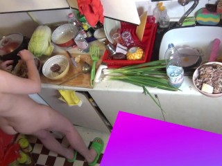 Naked housewife cooks ramen for her husband at home, and then they have a nice meal. (Mukbang, 1/3)