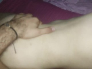 Mi hermanastra latina entra a mi cama pidiendo un creampie anal