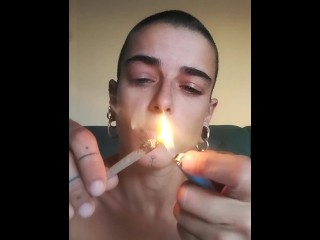 La tua fattona preferita. [seconda] Cannetta del mattino. Smoking fetish. Capnolagnia. 420