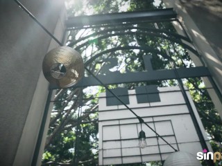 Leah Gotti fucks herself before betting on Sinpalace