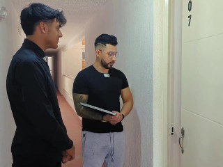 Dos hombres religiosos entran a una casa y terminan follando