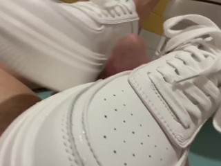 SCHOOL TOILET SQUIRTING PUBLIC FUCK AND CUM ON SNEAKERS