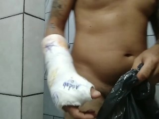 Hora do banho com gesso