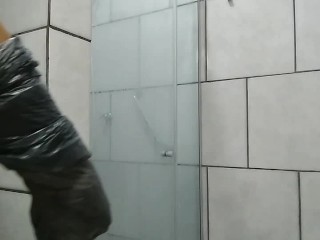 Hora do banho com gesso