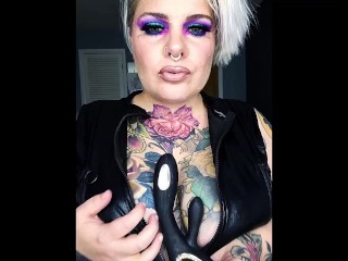 Tattooed Blonde with Big Round Ass Unzips to Play and Cum