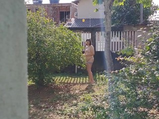 Minha esposa mija nua no quintal da frente e me masturba