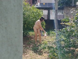 Minha esposa mija nua no quintal da frente e me masturba