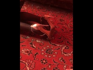 Гетеро мужик ебет в анал транс-шлюху раком на полу