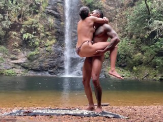 sexo ao ar livre na cachoeira