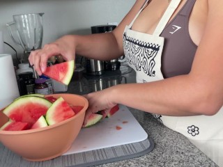 BIG TITS LATINA WAS JUST TRYING TO CUT SOME WATERMELONS