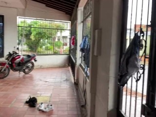 la señorita no tiene como pagarme la luz siu no con su coño y tetas para que no le corte el servicio