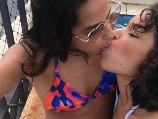 Part1 Visitando minha amiga Lady Milf oara nadar na piscina peladinha