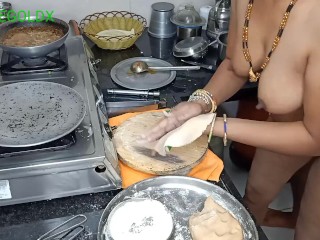 Komal khana bana Rahi thi ek sath do jor jor se dhoka lagaya