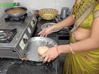 Komal khana bana Rahi thi ek sath do jor jor se dhoka lagaya