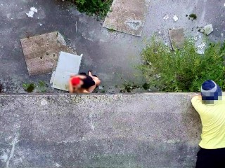 Nous avons fait l'amour dans ce bâtiment abandonné mais il n'était pas vide...