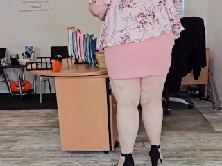 I seduced the plumber while he fix the pipe under the sink - BBW SSBBW, big fat ass, POV