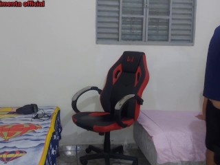 baixinha se troca perto do nerd, ele acaba fodendo ela na cadeira gamer.