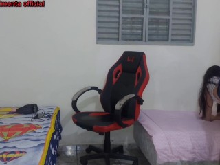 baixinha se troca perto do nerd, ele acaba fodendo ela na cadeira gamer.